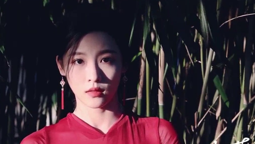 孙芮一袭红裙古典优雅！舞蹈翻跳《探窗》！