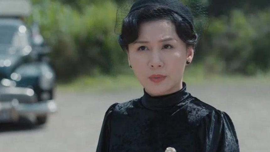 山口秋子假装晕车，与接应人接头后枪战抢夺装有铀矿石的行李箱