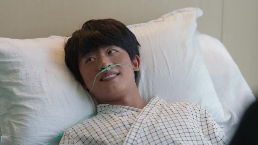 王扬鸣看望手术成功的王强，并被他录制的视频所感动