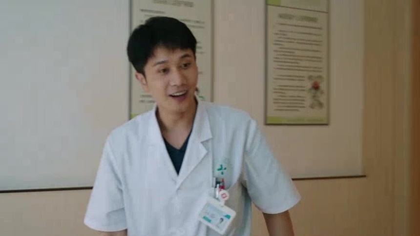 王扬鸣为了病患老人住上院，与刘非一同说服状态良好的患者回家观查察
