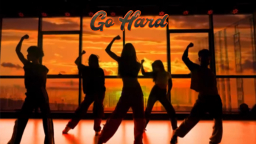 落日背景下《Go Hard》翻跳