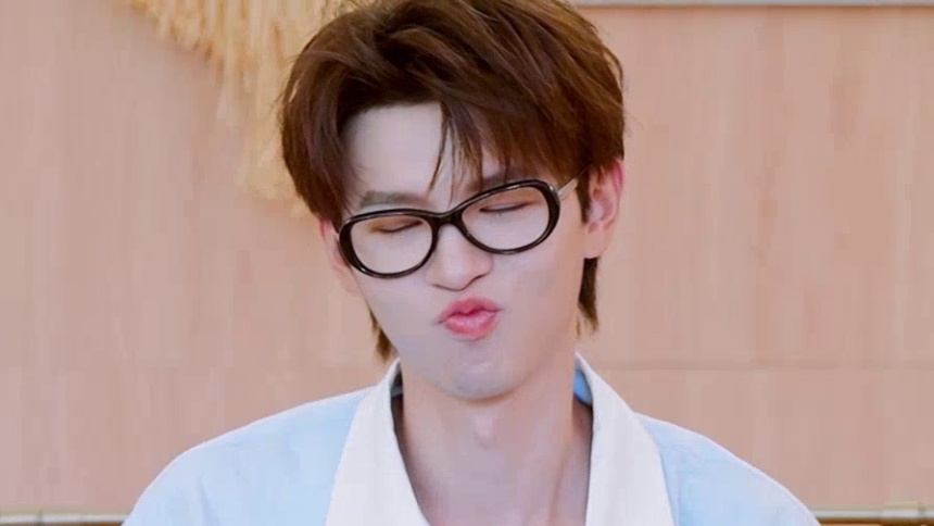 开局被9萌娃“围攻”！何浩楠：除了傻笑还能咋办？